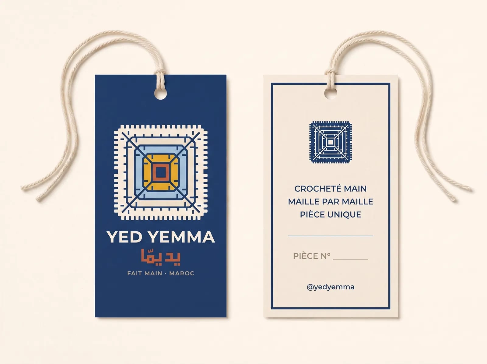 Les deux faces du hang tag Yed Yemma : l'icône sur fond indigo, et au dos la mention PIÈCE N°
